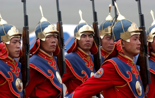 Soldater fra den mongolske forsvaret marsjerer i uniform med våpen