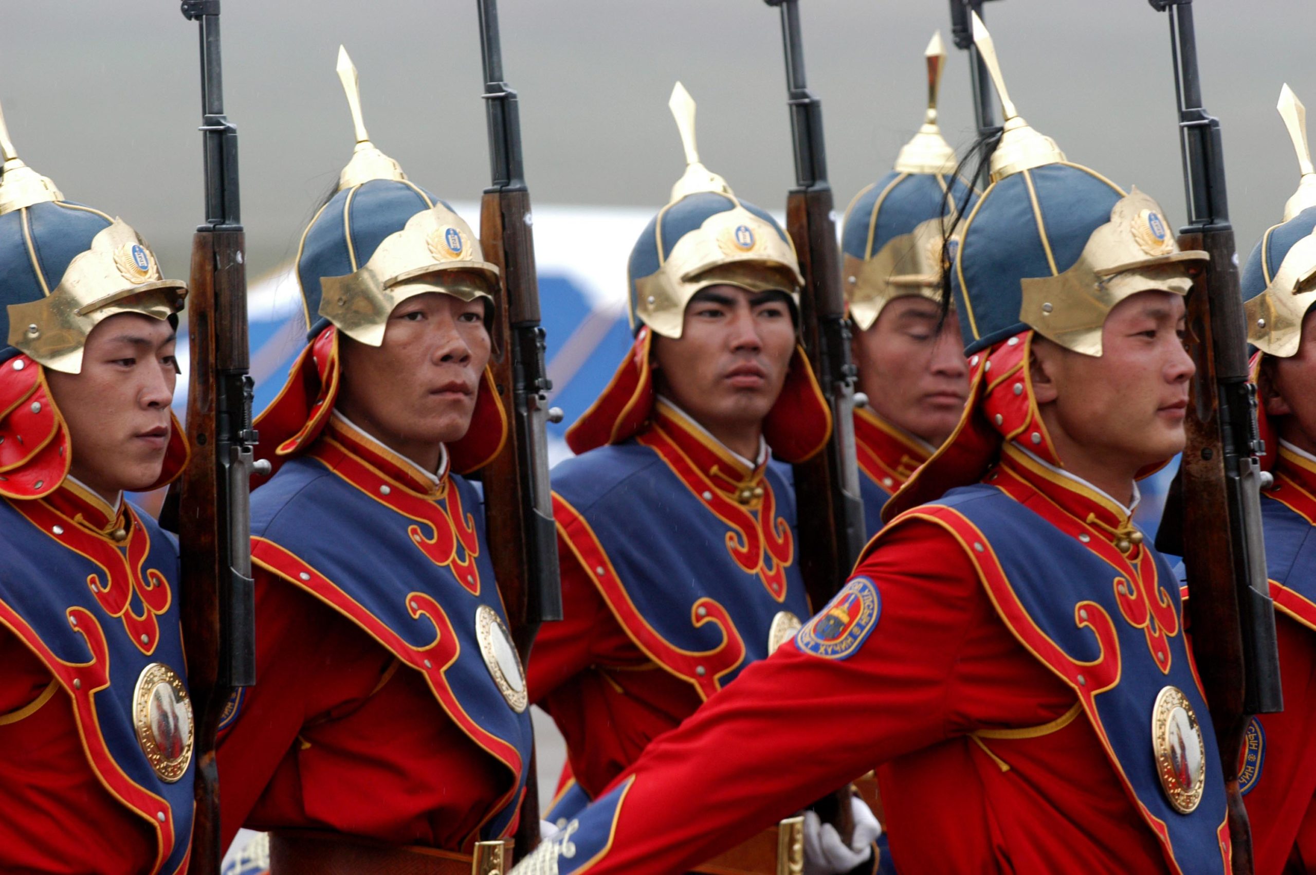 Soldater fra den mongolske forsvaret marsjerer i uniform med våpen