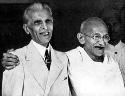 Portrett av Jinnah og Gandhi. Jinnah går i dress, Gandhi i kjortel. Begge to smiler