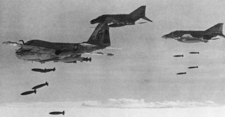 Tre amerikanske bombefly slipper her ni bomber fra luften.