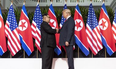 de to statslederne håndhilser og ser hverandre i øynene