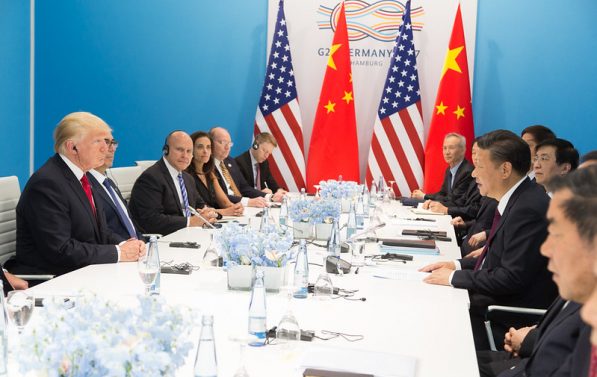 Xi Jinping og Donald Trump ser på hverandre under et møte.