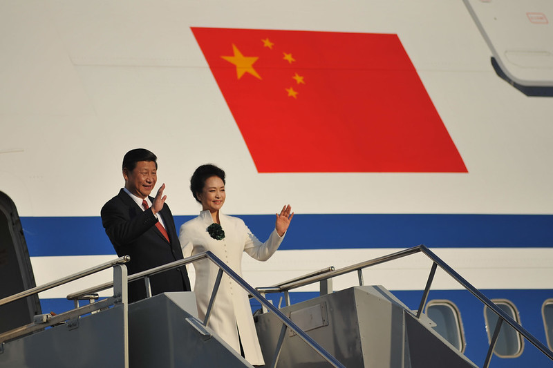 Kinas president Xi Jinping vinker utenfor flyet sitt.