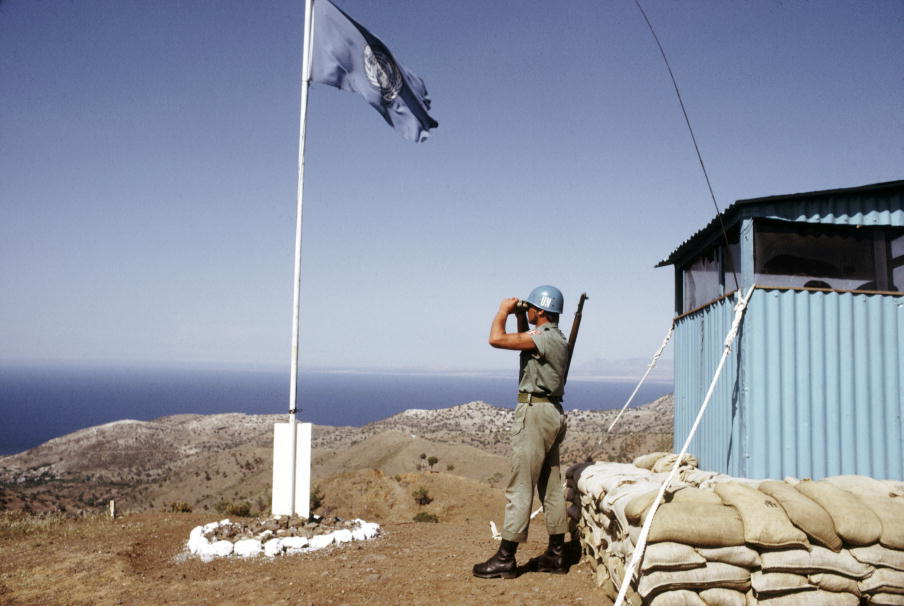 En FN soldat speider utover havet.