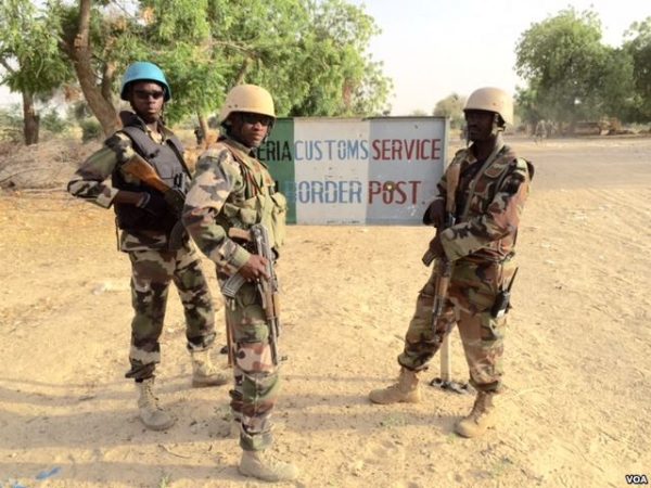 Nigerianske soldater som vokter en veipist