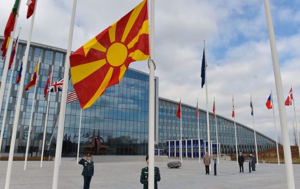 Det makedonske flagget heises utenfor NATOs hovedkvarter.