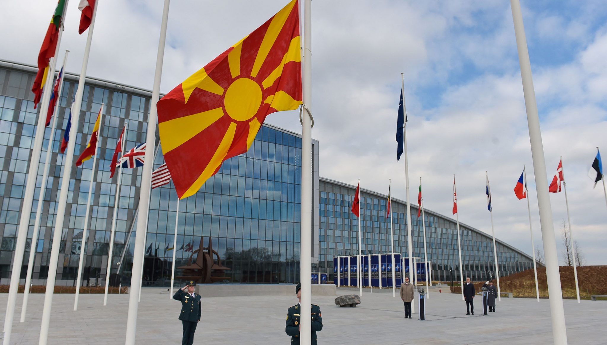 Det makedonske flagget heises utenfor NATOs hovedkvarter.