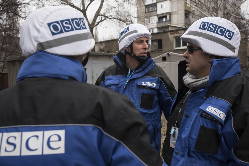 OSSE-observatører på plass i Ukraina for å observere militærstyrkene.