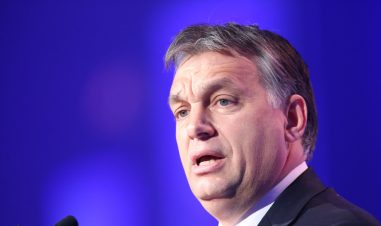 Nærbilde av Orban som snakker i en mikrofon