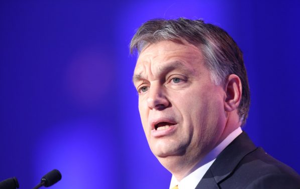Nærbilde av Orban som snakker i en mikrofon