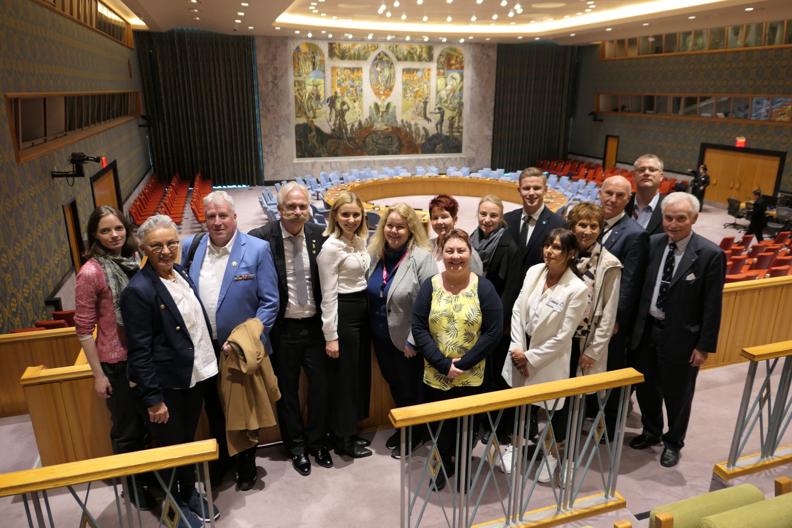 Gruppe poserer fra galleriet i Sikkerhetsrådssalen