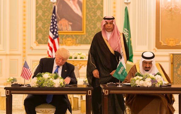 Trump og kong Salman underskriver dokumenter på hver sin pult