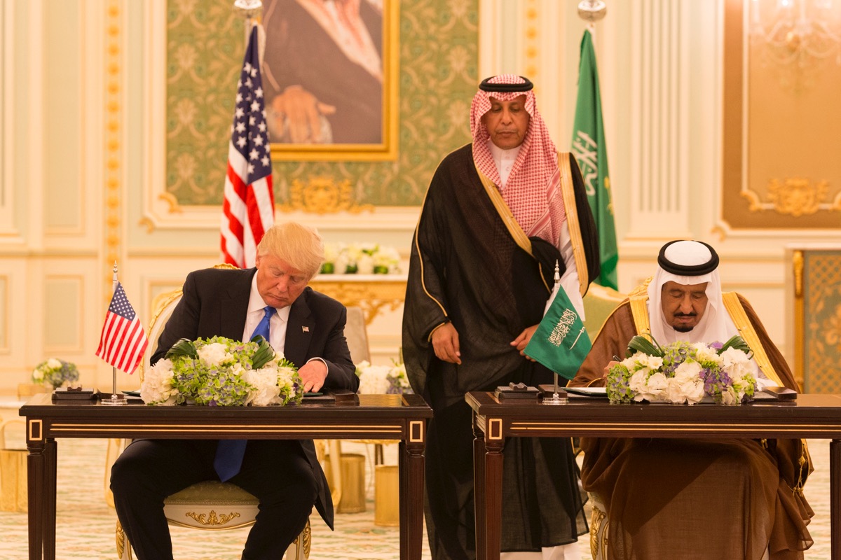 Trump og kong Salman underskriver dokumenter på hver sin pult