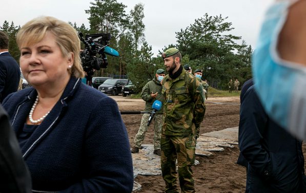 Statsminister Erna Solberg besøker norske styrker i Litauen.