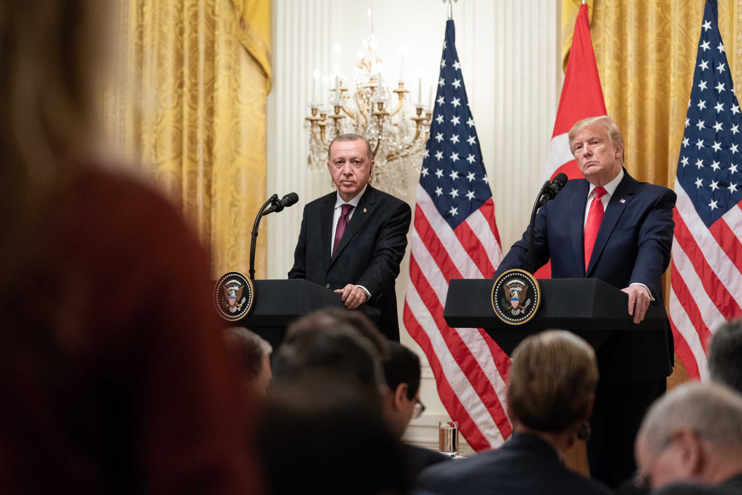 Trump og Erdogan står ved hvert sitt podium, med det tyrkiske og amerikanske flagget i bakgrunnen.