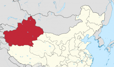 Kart over Kina med Xinjiang-provinsen uthevet i rødt