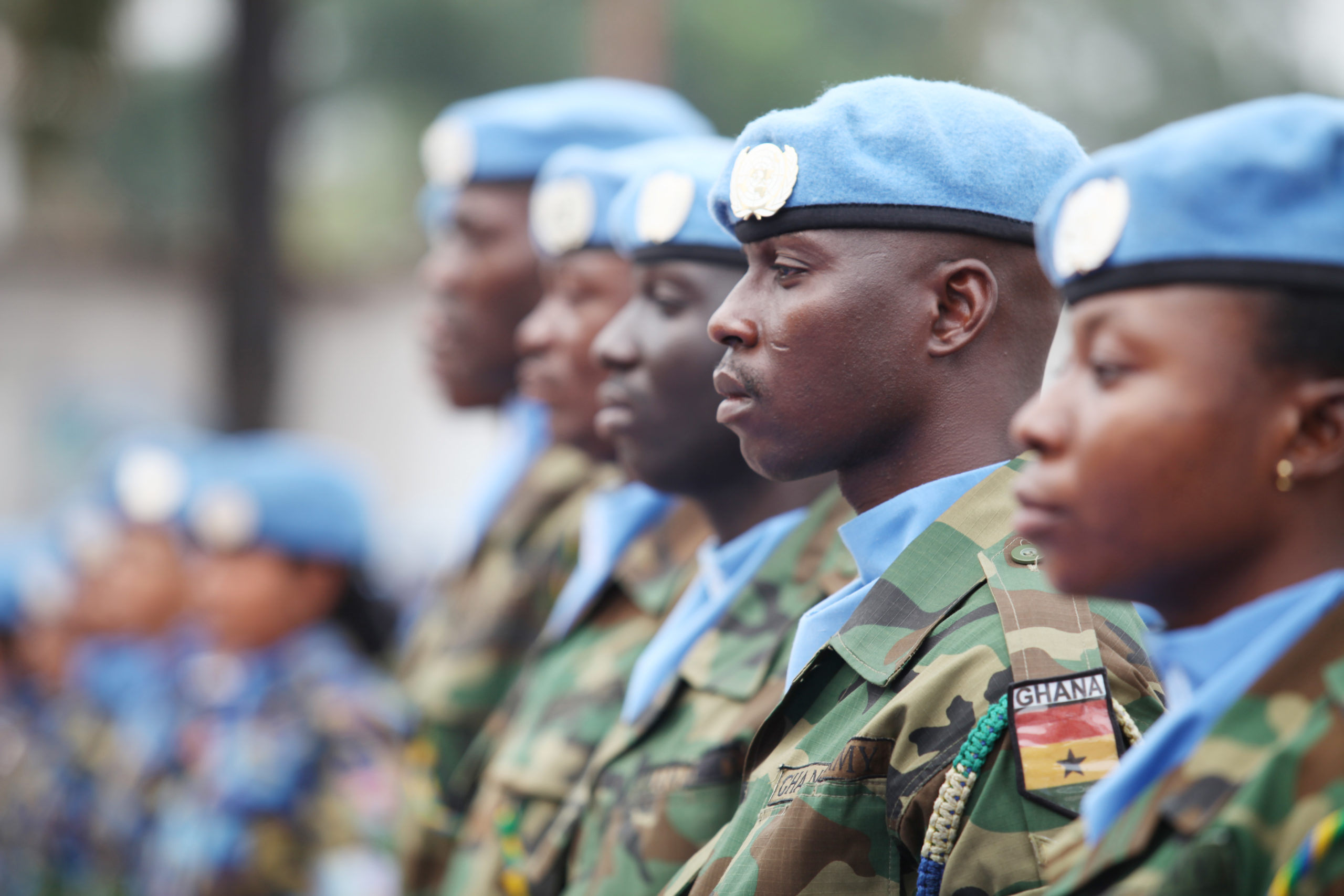 Soldater fra den ghanesiske FN-kontigenten i Den demokratiske republikken Kongo står på linje, ikledd sine blå bereter, med blikket festet fremover.