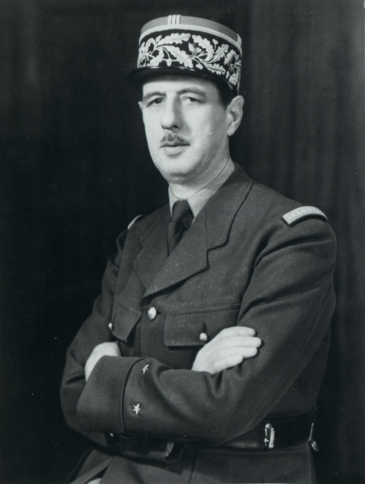 svart hvitt portrett av Charles de Gaulle i uniform