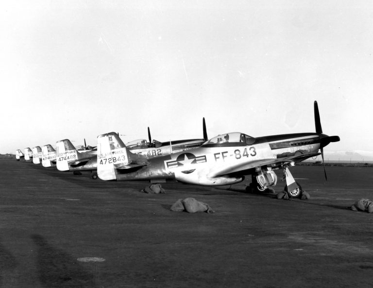 Svart-hvitt bilde av en rekke eldre jagerfly