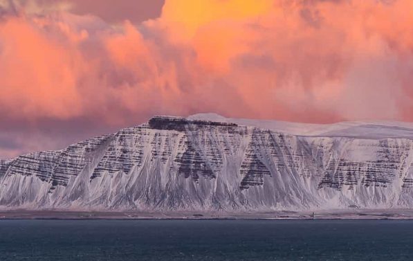 Bilde av arktisk landskap i solnedgang