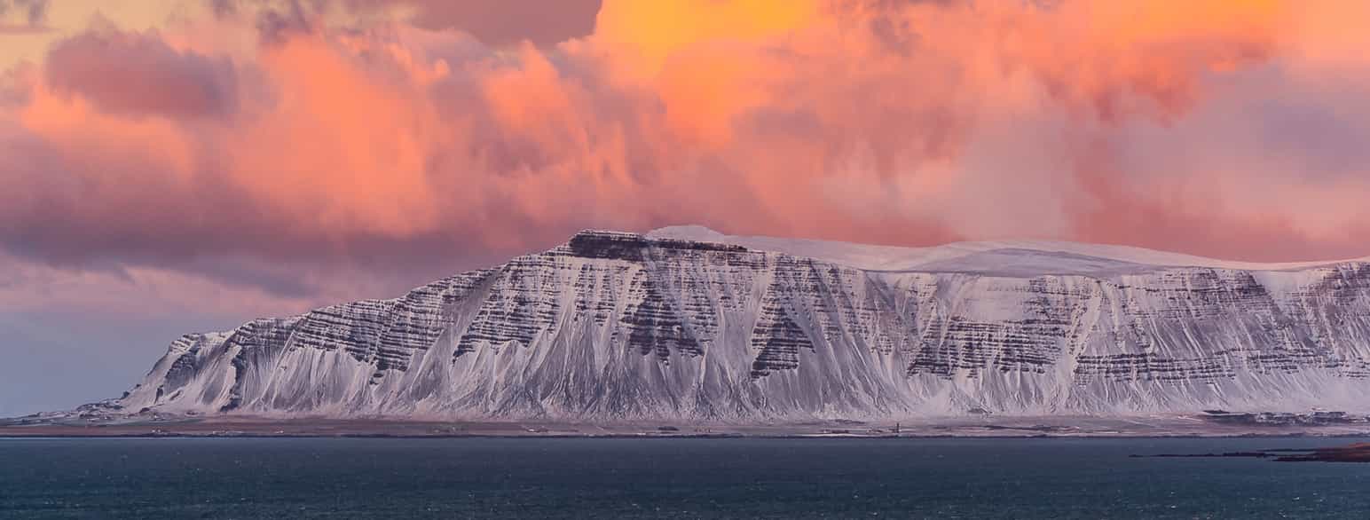 Bilde av arktisk landskap i solnedgang