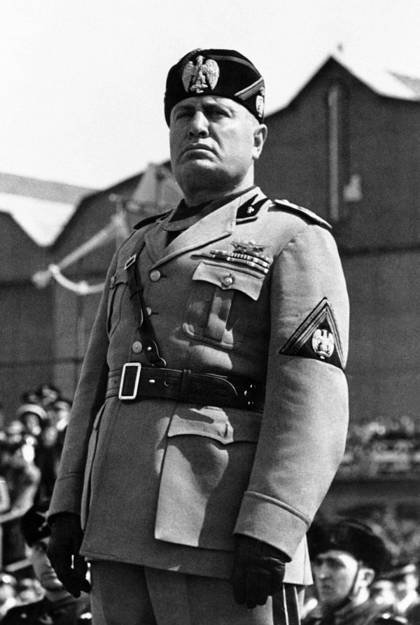 Svart-hvitt bilde av Mussolini kledd i uniform