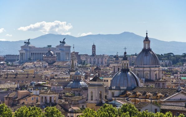 Bilde av hustak og kirkespir i Roma