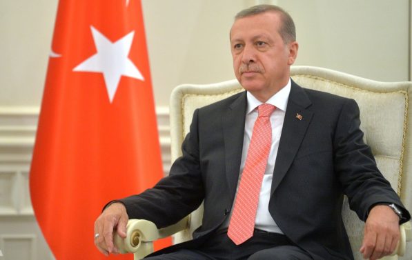 Recep Tayyip Erdoğan foran et tyrkisk flagg