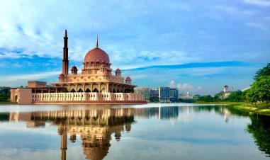 En moské ligger flott til ved en innsjø