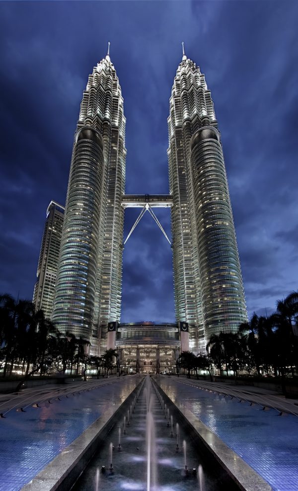To høye tvillingtårn står ruvende i mørket.