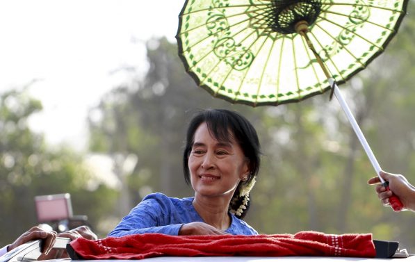 Aung San Suu Kiy smiler fra en bil