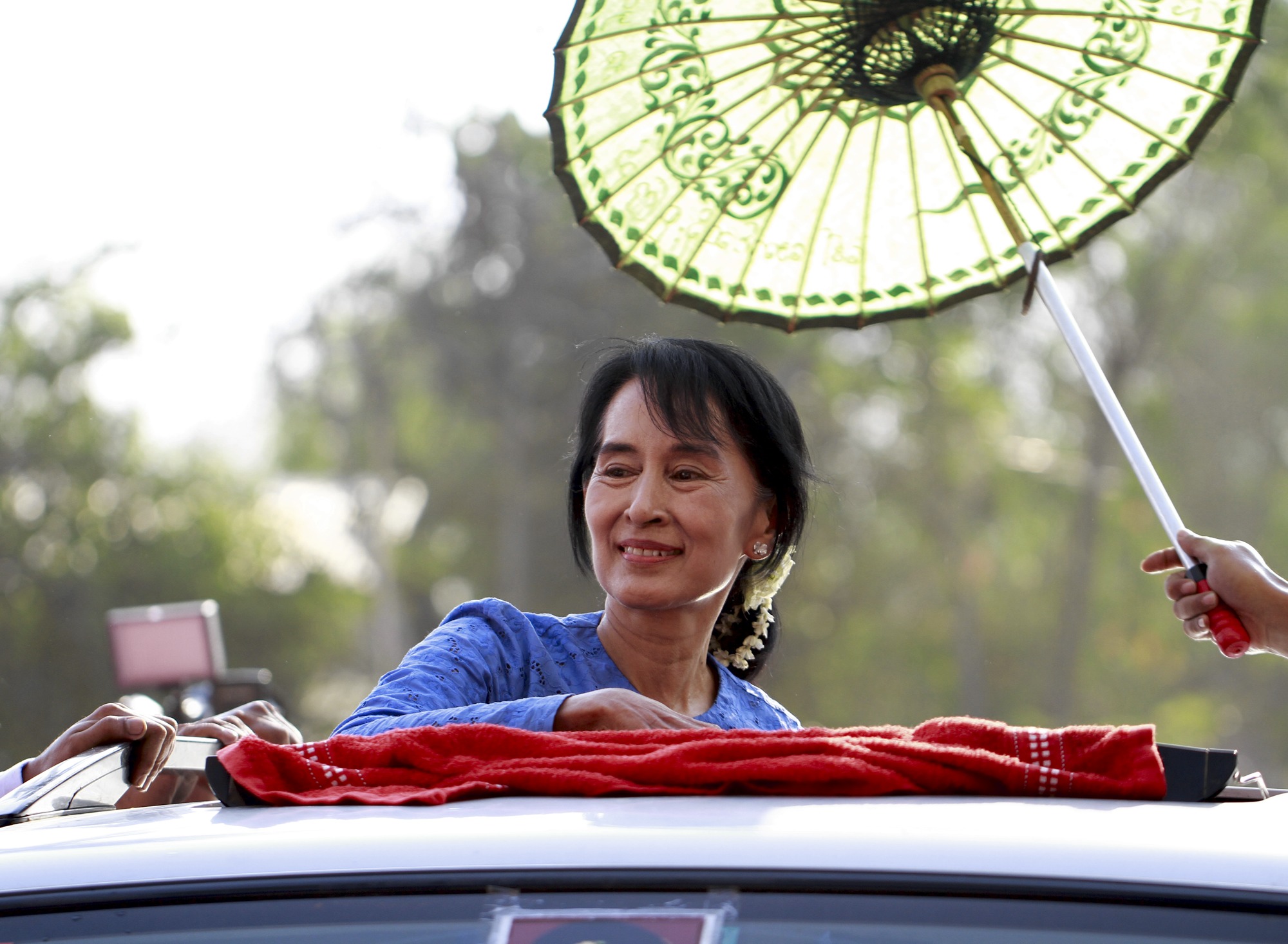 Aung San Suu Kiy smiler fra en bil