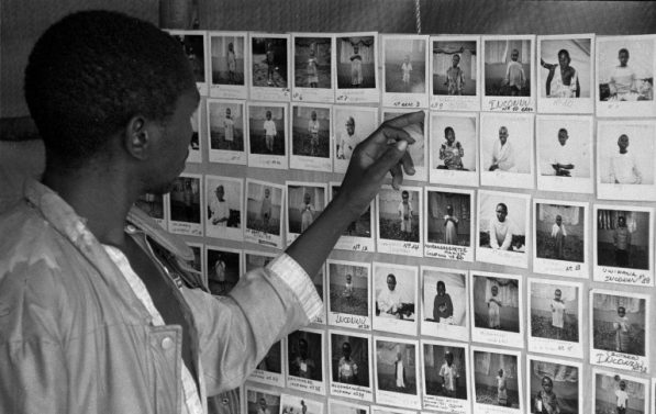 En mann ser på rekken av bilder hengt opp på en vegg