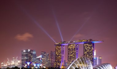 Avstandsbilde av Singapores berømte havn, med hotellet Marina Bay i sentrum.