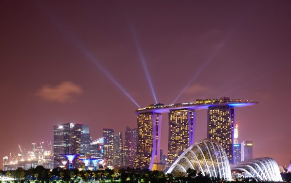 Avstandsbilde av Singapores berømte havn, med hotellet Marina Bay i sentrum.
