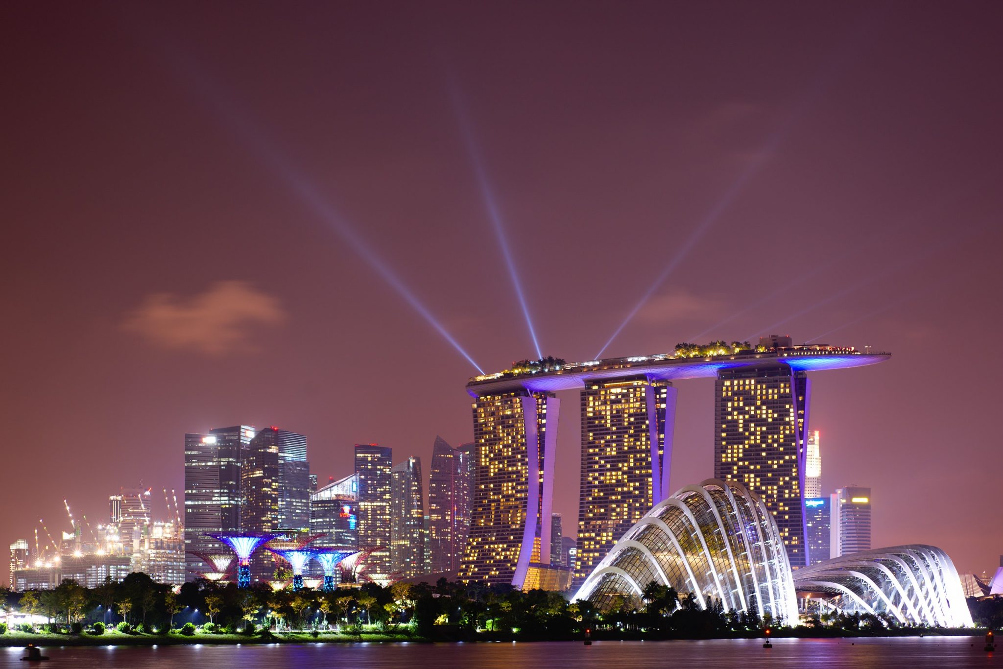 Avstandsbilde av Singapores berømte havn, med hotellet Marina Bay i sentrum.