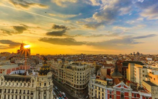 Bilde tatt ovenfra viser bygninger i Madrid i solnedgangen.