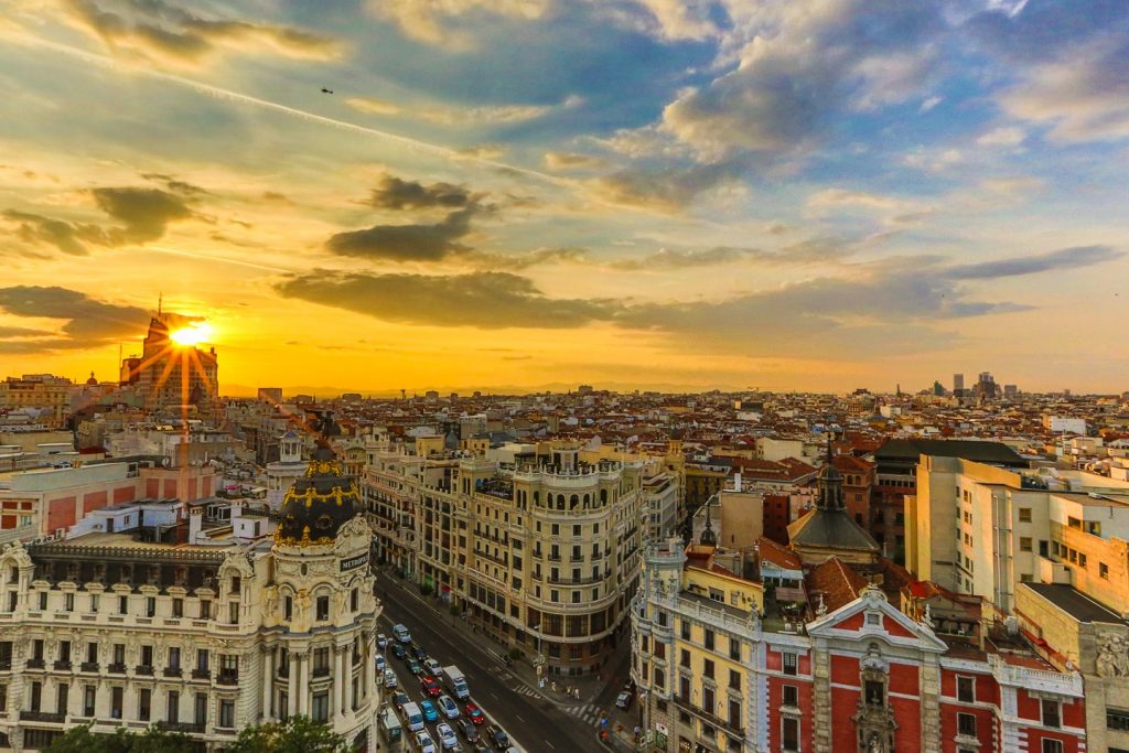 Bilde tatt ovenfra viser bygninger i Madrid i solnedgangen.