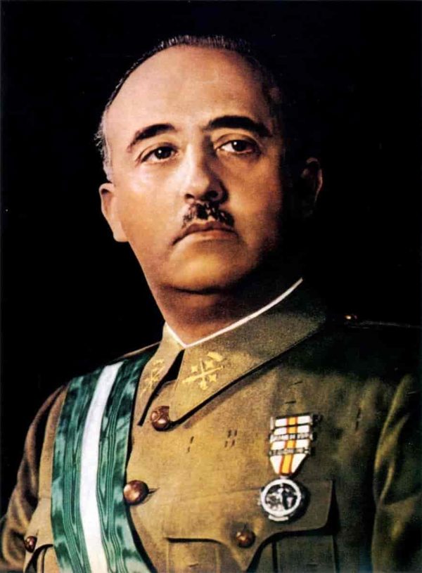 Portrett av Franco i militæruniform.