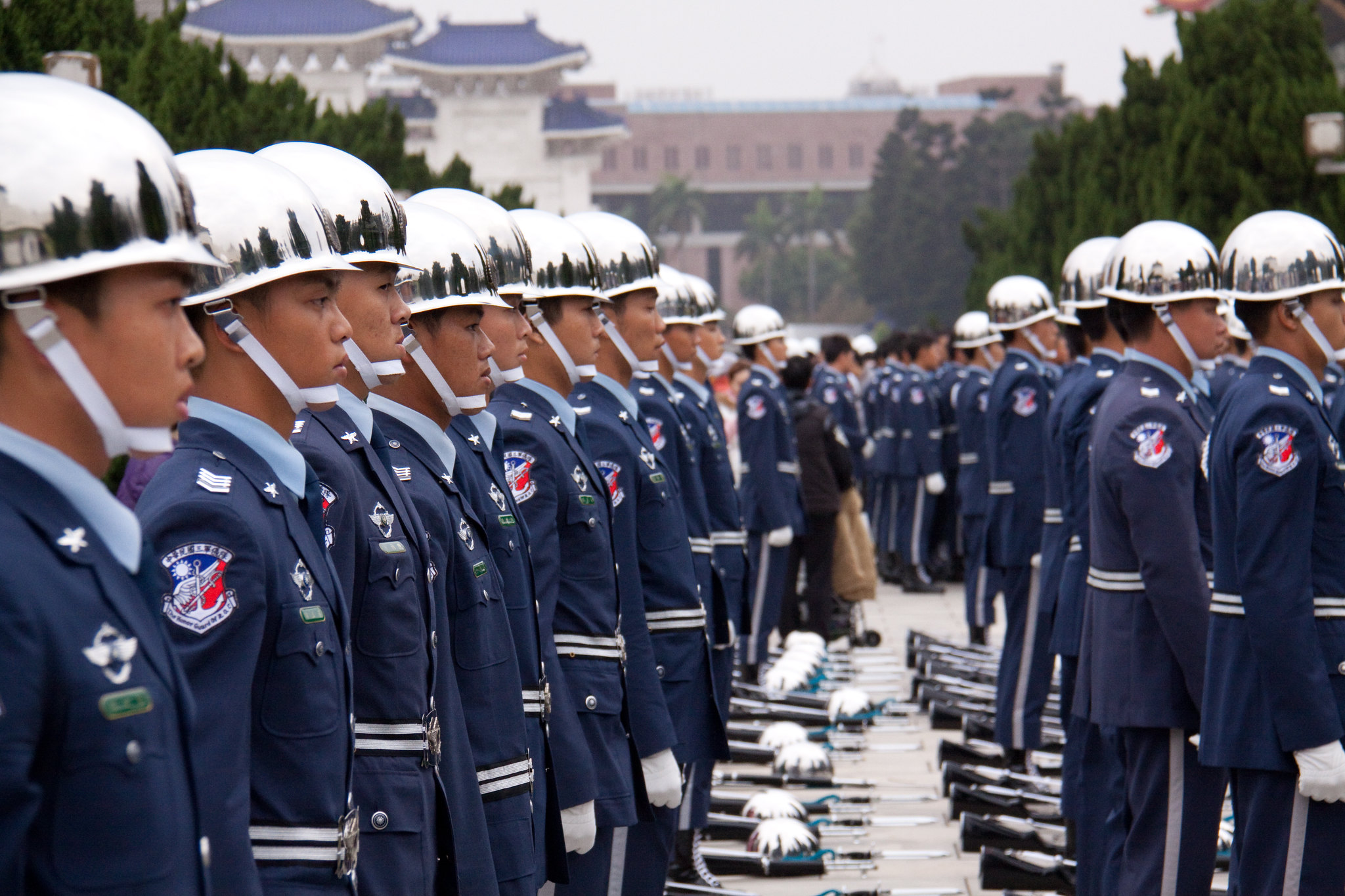 Rekke med soldater kledd i blå uniformer.