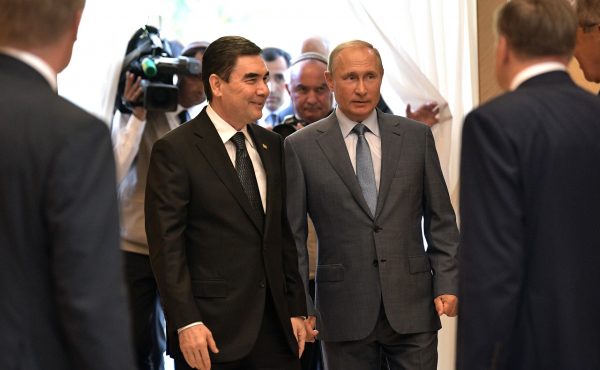 Putin og Gurbanguly går sammen og snakker med journalister hakk i hel.