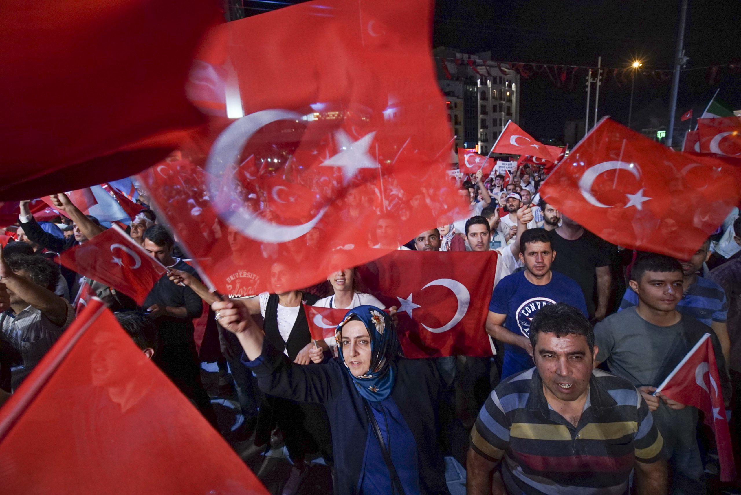 Demonstranter veiver med det tyrkiske flagget