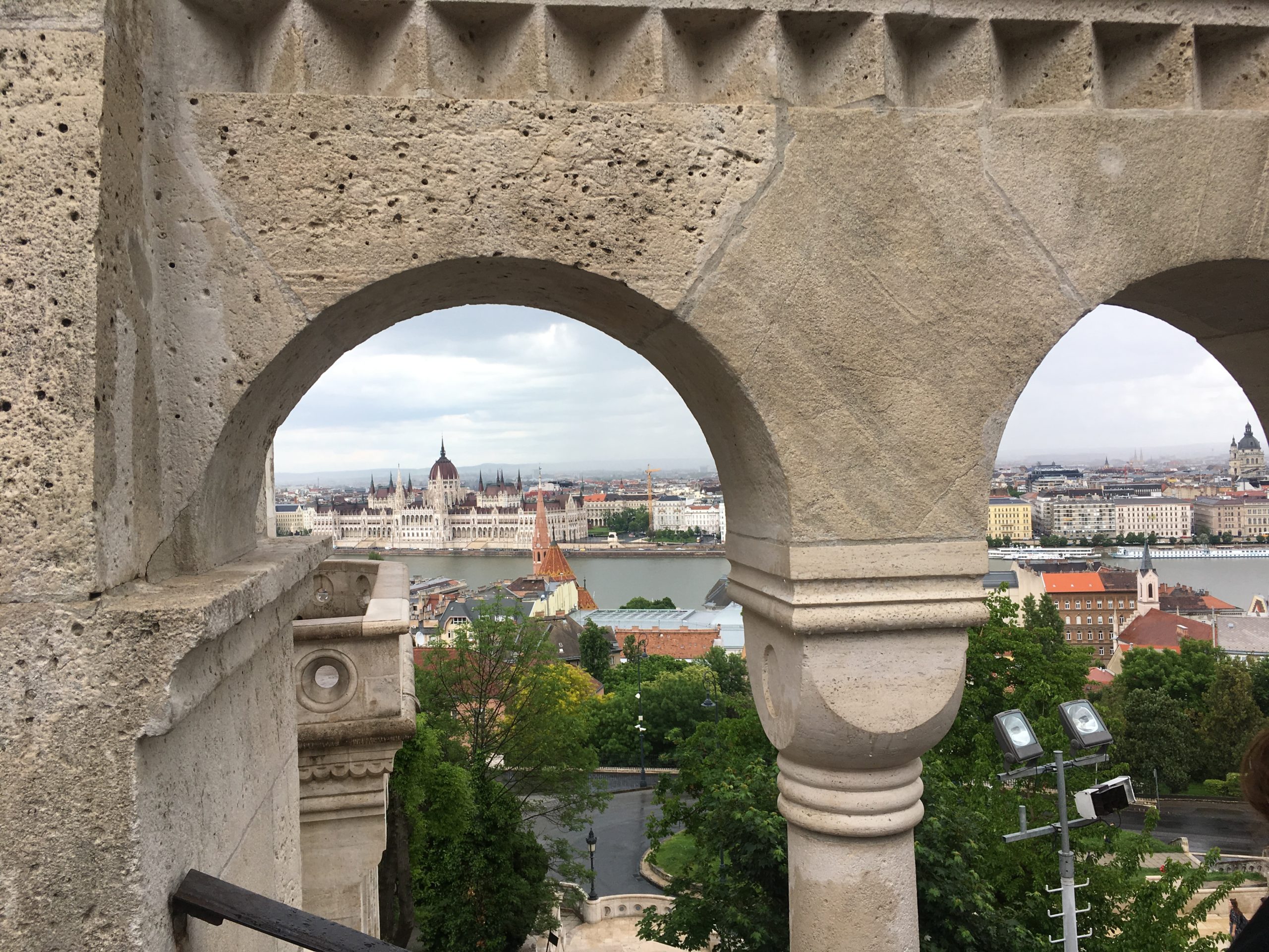 Budapest ses gjennom buene på en gammel mur