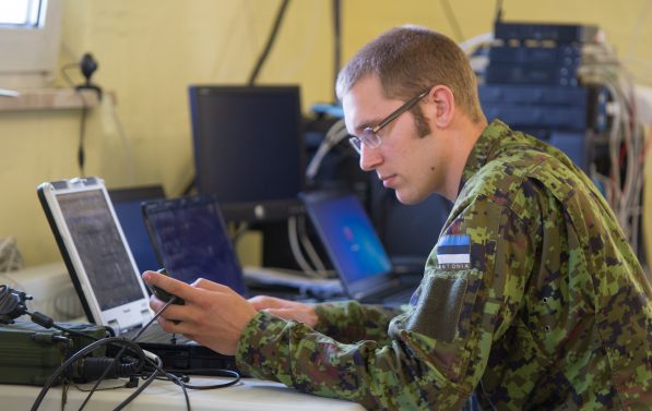 Soldat sitter ved en PC