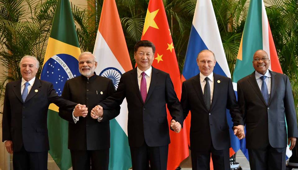 statslederne fra India, Kina, Russland, Brasil, Sør-Afrika holder hender og smiler