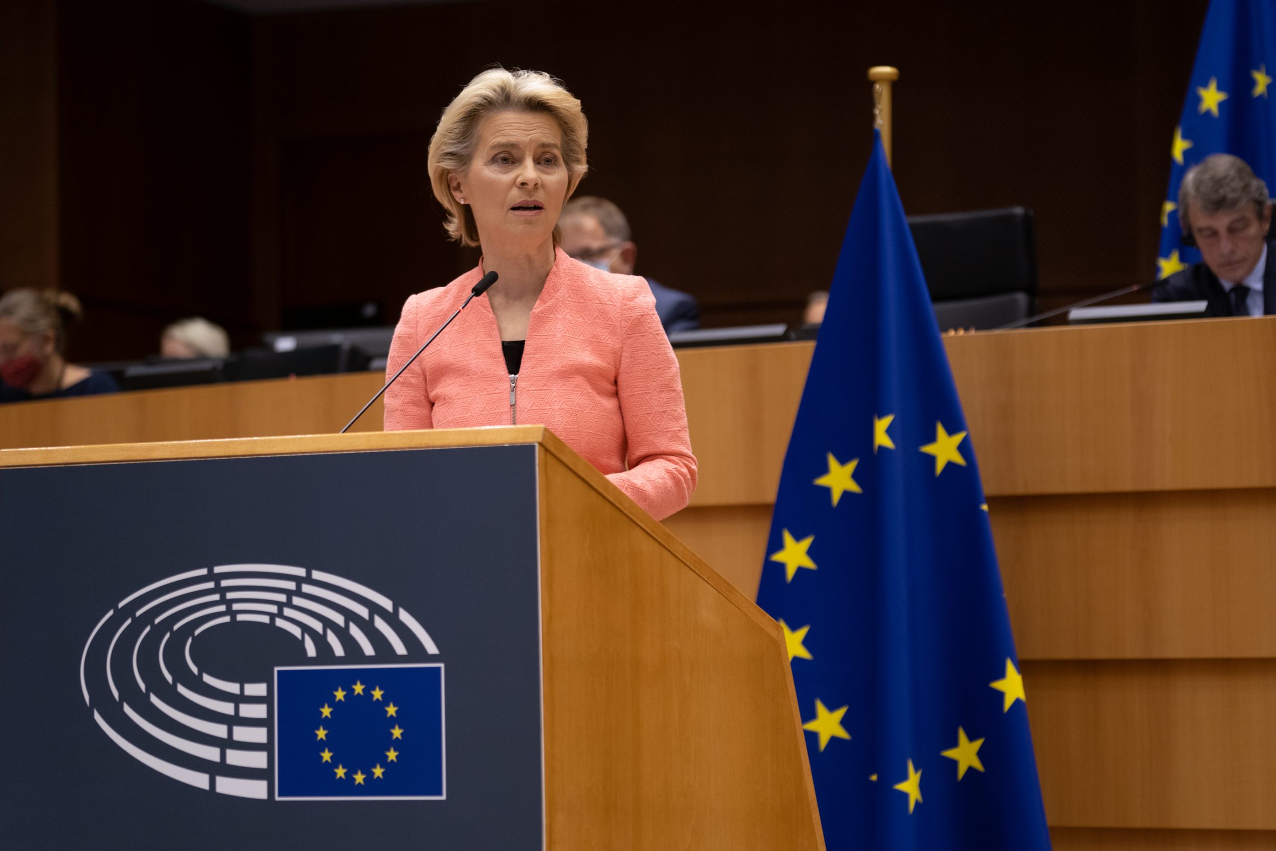 Ursula von der Leyen står på en talerstol med EU-flagget ved siden av seg