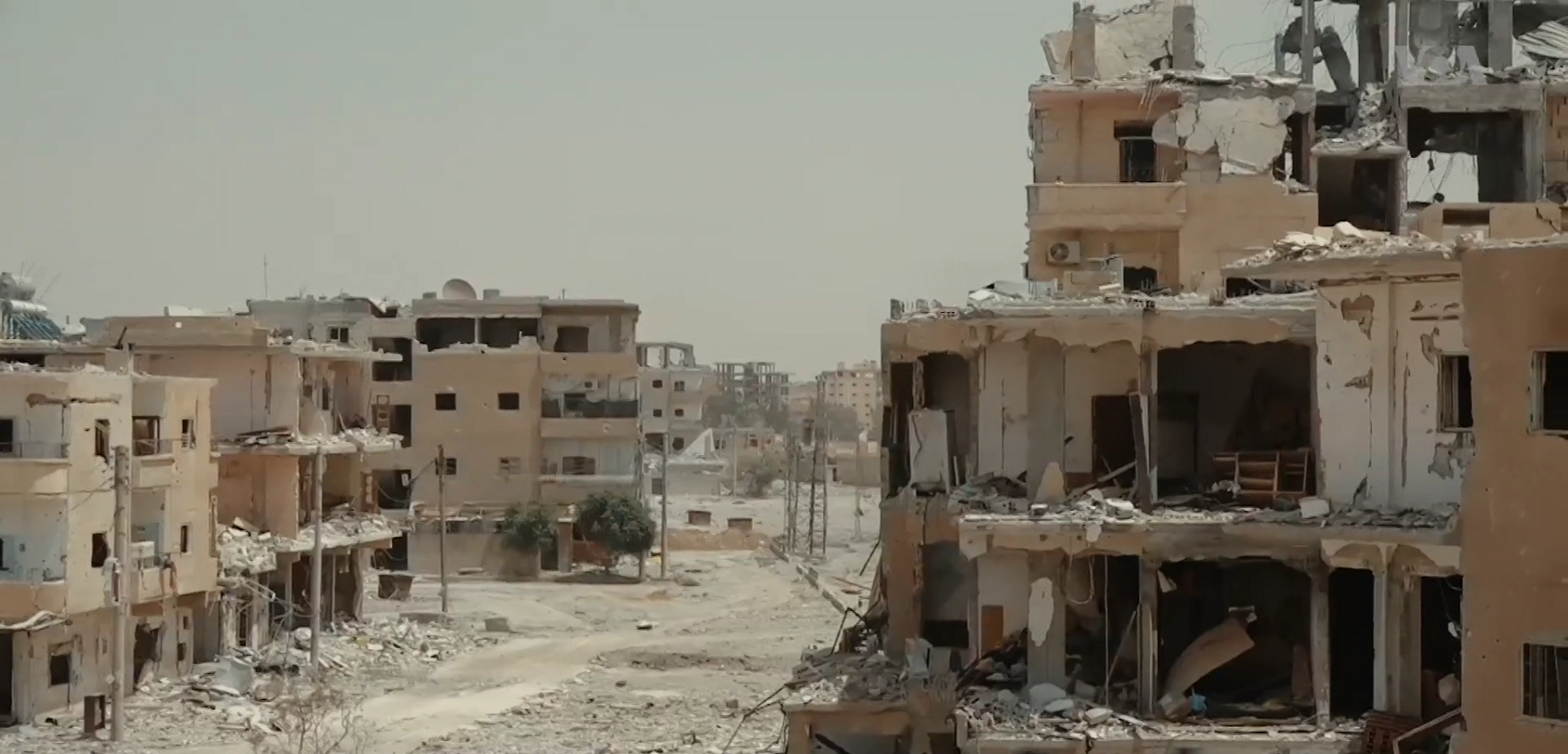 Totalødelagt område i byen Raqqa. Bare skallet av bygningene står igjen.