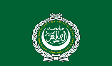 Flagget til den arabiske liga. Det er grønt med en krans i grått, en halvmåne og arabiske skrifttegn i midten