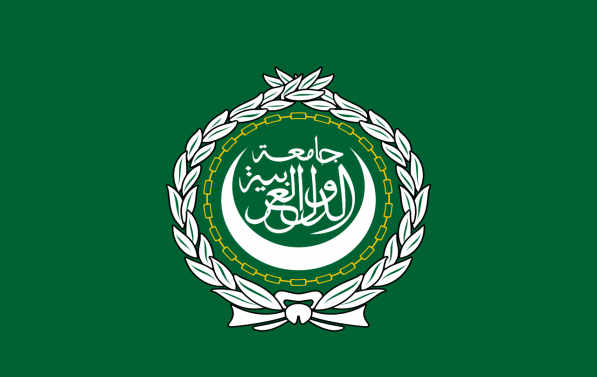 Flagget til den arabiske liga. Det er grønt med en krans i grått, en halvmåne og arabiske skrifttegn i midten