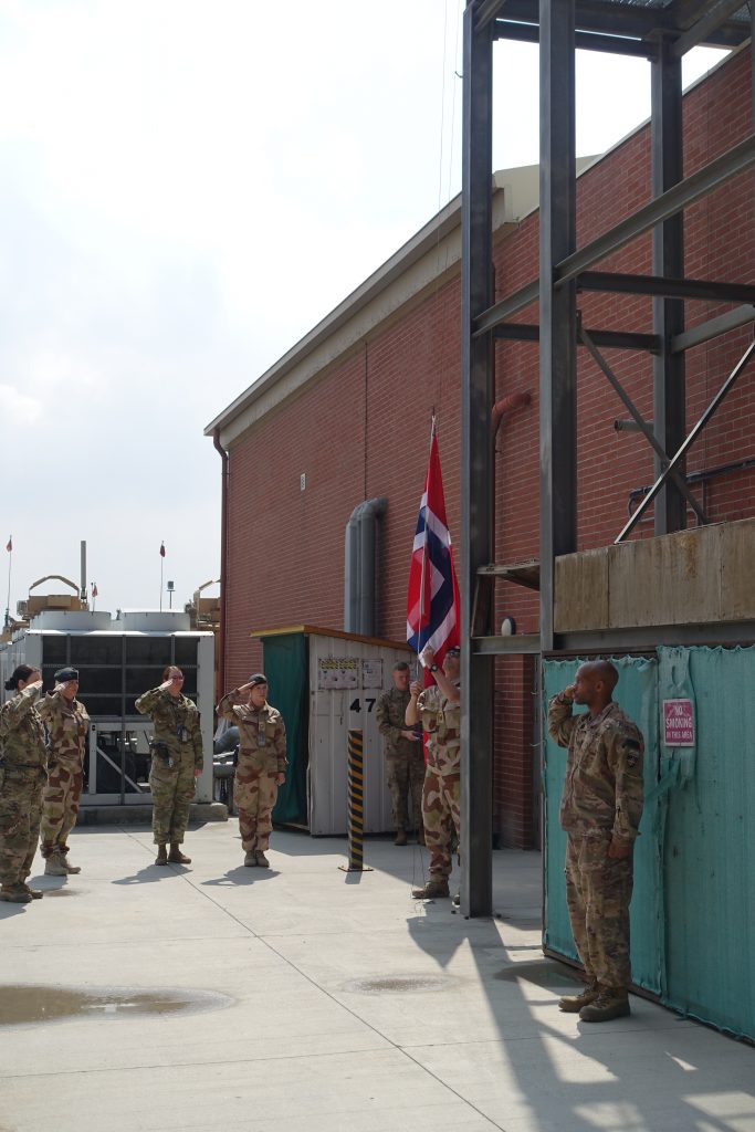 Soldater heiser det norske flagget i Afghanistan